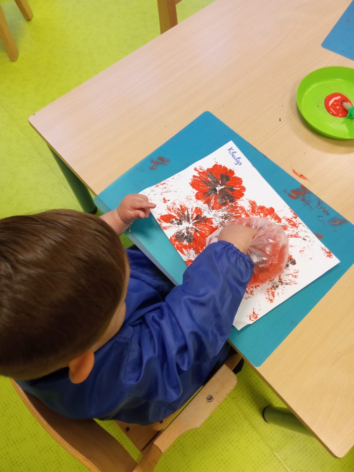 Atelier de peinture en micro crèche